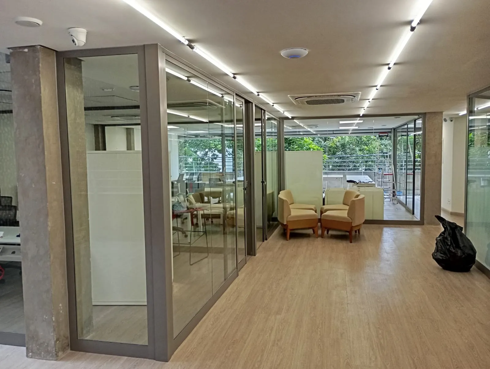 esquadrias de aluminio no escritorio