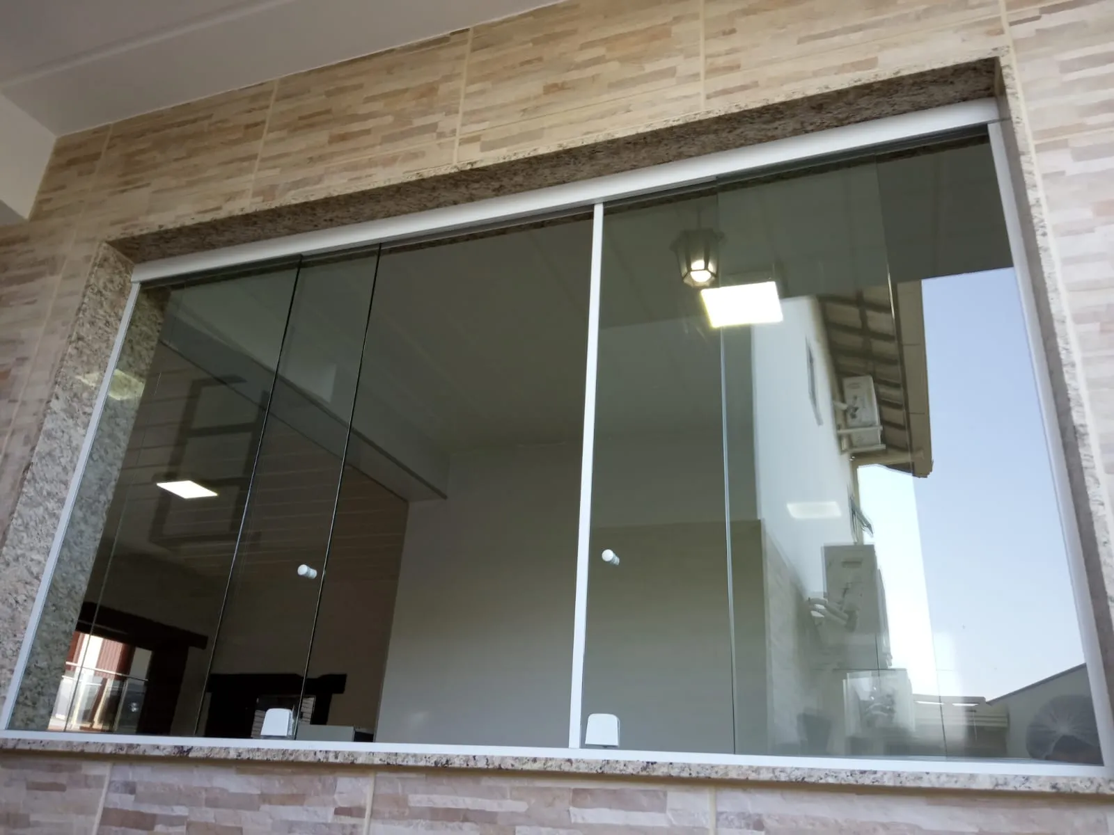 Fechamento de área com vidro temperado